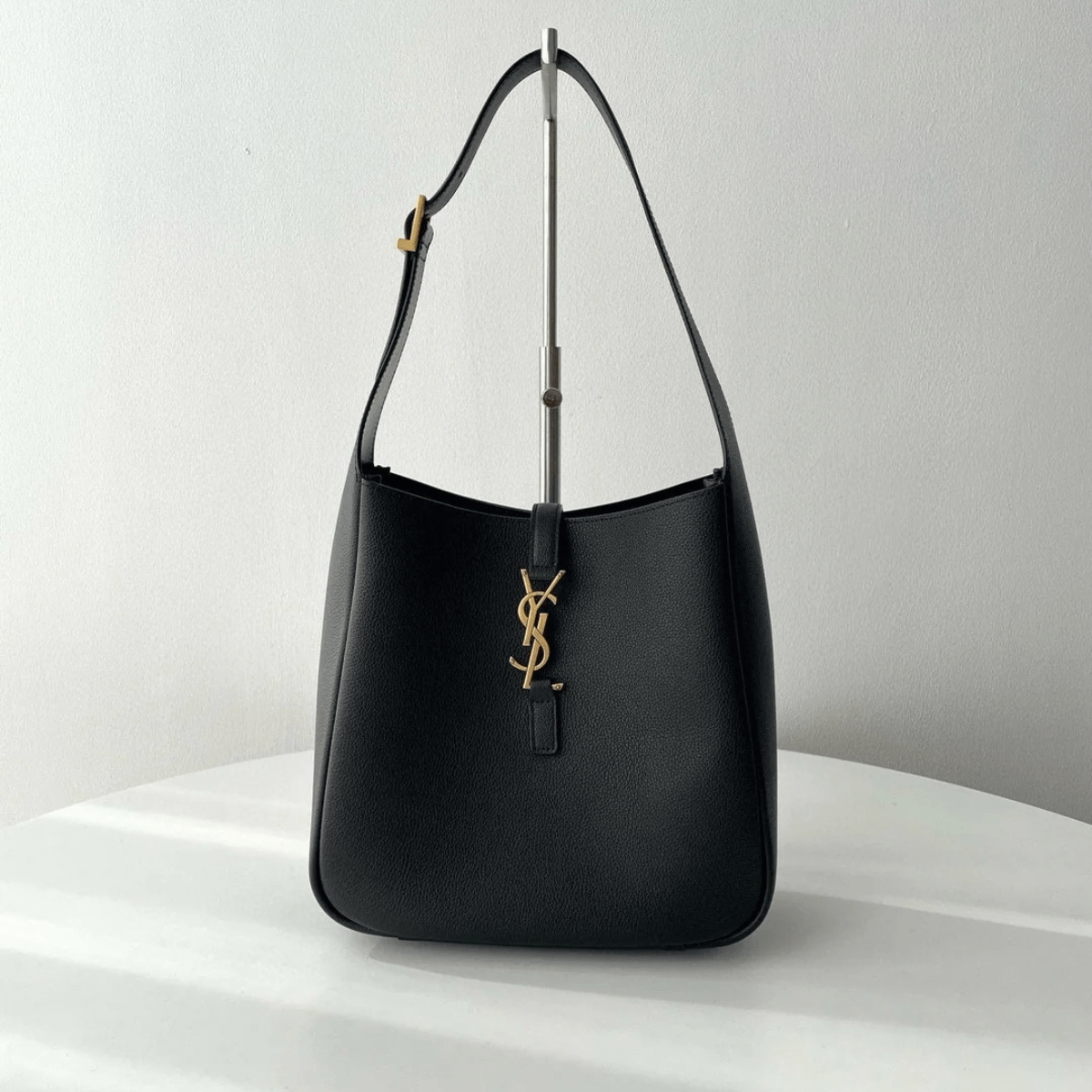Yves Saint Laurent – Le 5 à 7 Bea bag in grained leather