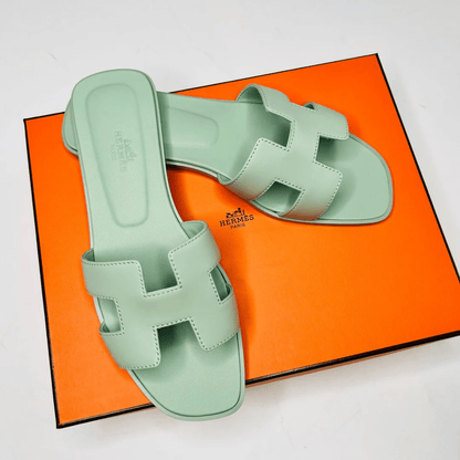 Hermès Set – Kelly 28 Vert d’Eau Alligator Limitierte Edition & Oran Sandalen Grün