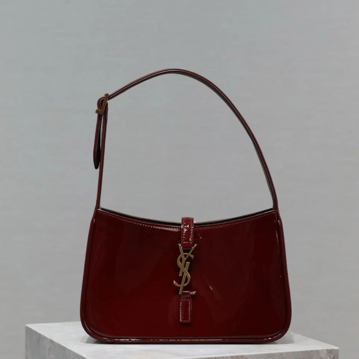 Yves Saint Laurent – The 5 to 7 Leather Bag