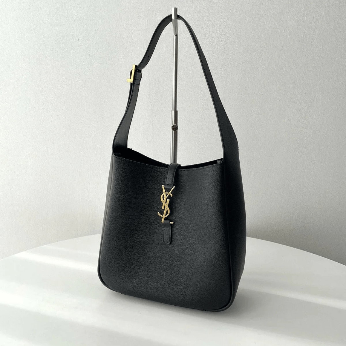 Yves Saint Laurent – Le 5 à 7 Bea bag in grained leather