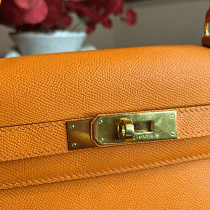 Hermès Kelly 25 Tasche mit goldener Hardware in Orange