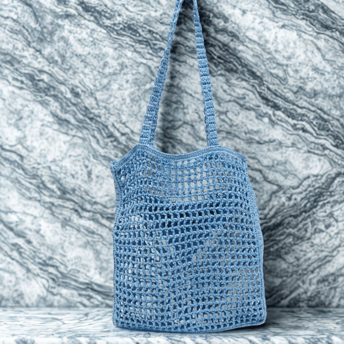 Prada – Raffia shopper bag with woven logo (blue)