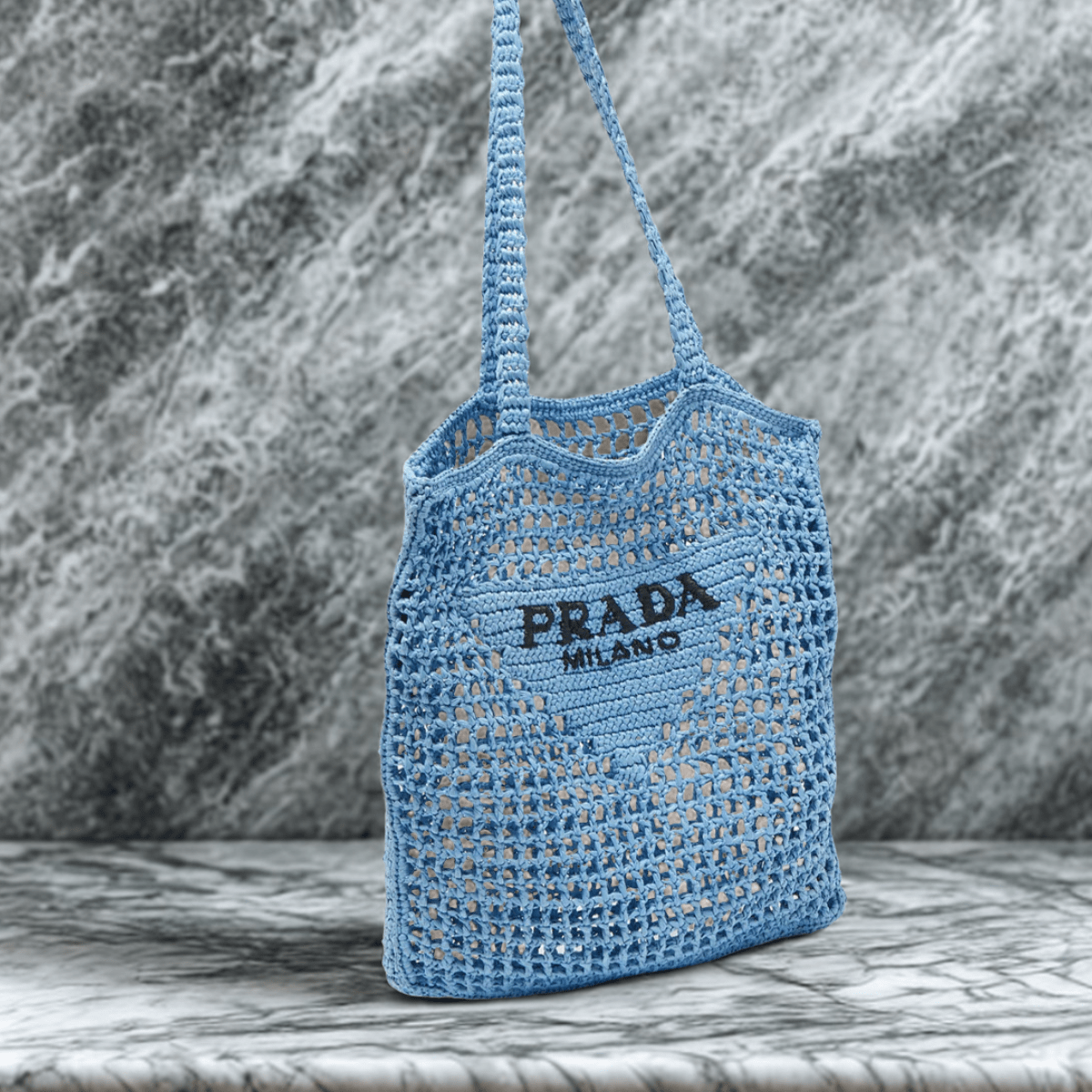 Prada – Raffia shopper bag with woven logo (blue)