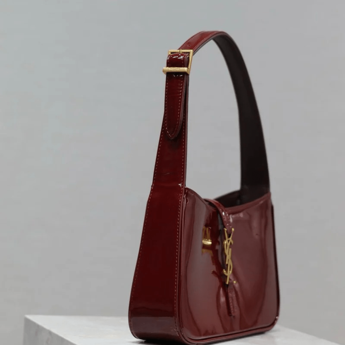 Yves Saint Laurent – The 5 to 7 Leather Bag