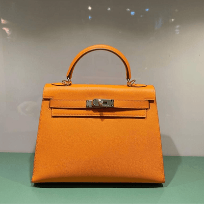 Hermès Kelly 25 Tasche mit goldener Hardware in Orange
