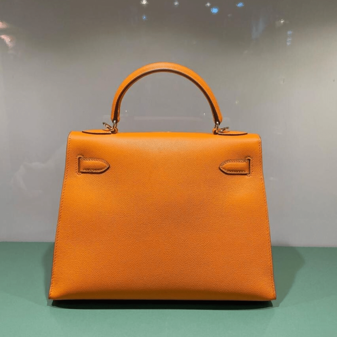 Hermès Kelly 25 Tasche mit goldener Hardware in Orange