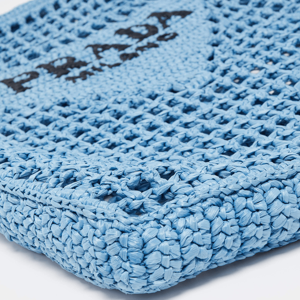 Prada – Raffia shopper bag with woven logo (blue)