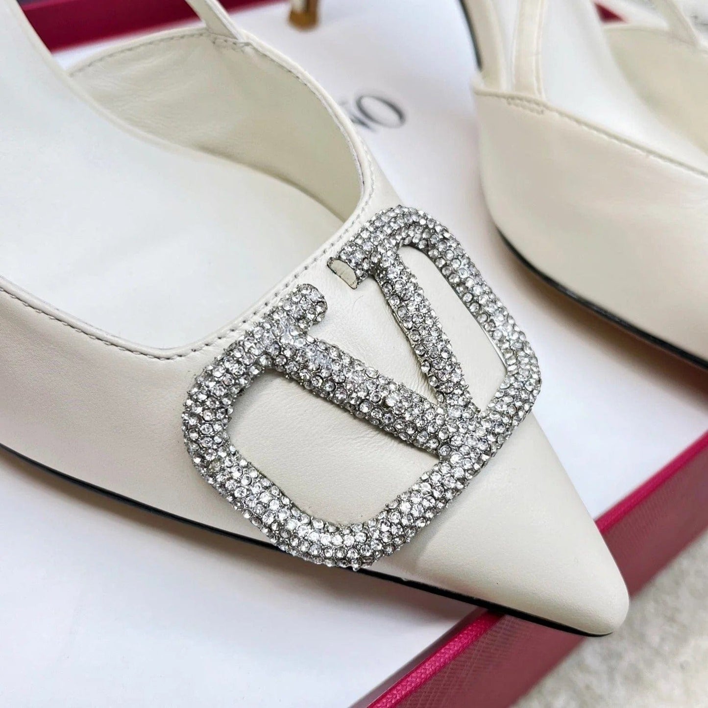 Valentino Garavani – VLogo Signature Diamond Slingbacks in white calfskin